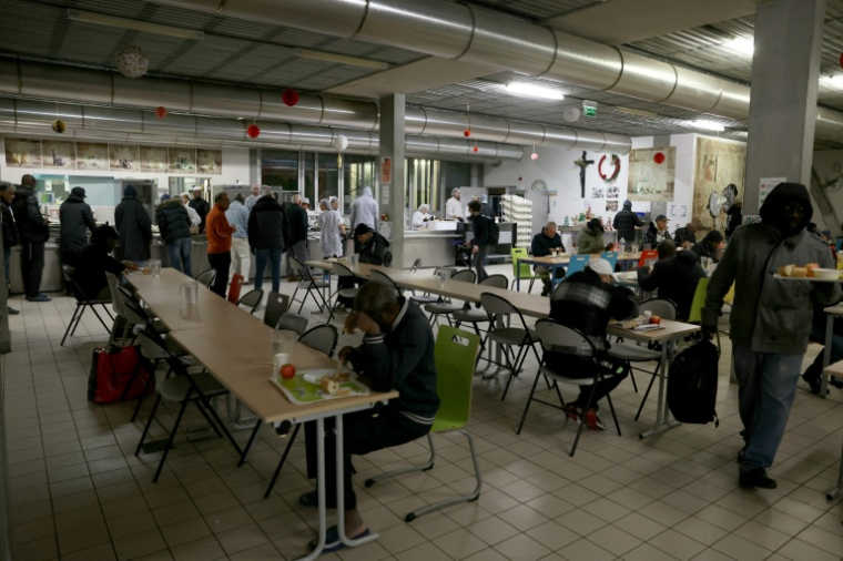 Des repas chauds sont distribués aux sans-abri dans les locaux de l'association "la Mie de Pain" à Paris, le 29 décembre 2025 ( AFP / Alain JOCARD )