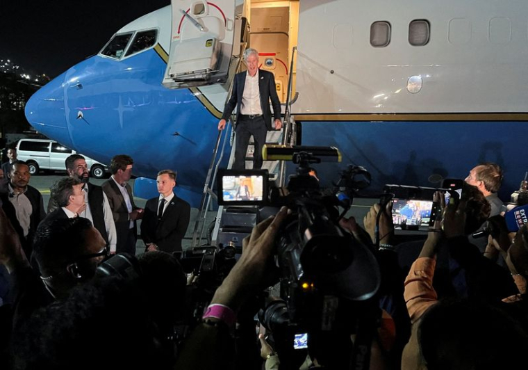 Le secrétaire américain à l'Énergie, Chris Wright, descend de l'avion à son arrivée à Maiquetía