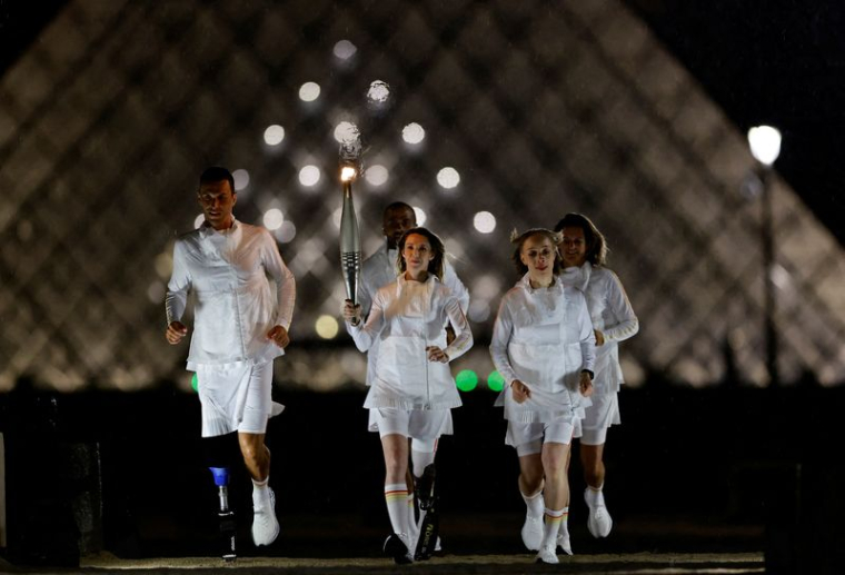 La flamme olympique est portée par Marie-Amélie Le Fur