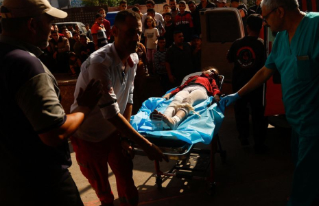 Une enfant palestinienne blessée à la suite de frappes israéliennes est amenée à l'hôpital Nasser à Khan Younis