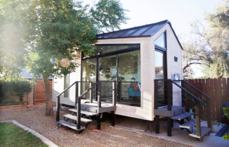 Une tiny house offre un logement à la superficie optimisée pour une somme modique. ( crédit photo : Getty Images )