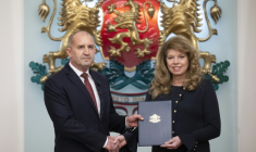 La présidente bulgare Iliana Iotova (d) remet le mandat de former un nouveau gouvernement au Premier ministre désigné et ancien président Roumen Radev, le 7 mai 2026 à Sofia ( AFP / Nikolay DOYCHINOV )