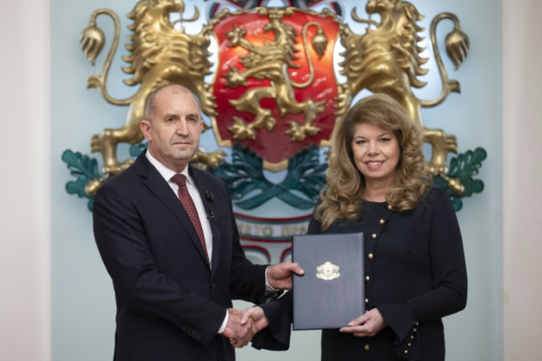 La présidente bulgare Iliana Iotova (d) remet le mandat de former un nouveau gouvernement au Premier ministre désigné et ancien président Roumen Radev, le 7 mai 2026 à Sofia ( AFP / Nikolay DOYCHINOV )