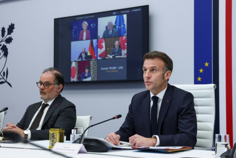 Le président Emmanuel Macron (d) et le secrétaire général de l'Elysée, Emmanuel Moulin, lors d'une vidéoconférence avec les leaders du G7 sur les répercussions de la guerre en Iran sur l'économie mondiale, le 11 mars 2026 à l'Elysée, à Paris ( POOL / Gonzalo Fuentes )