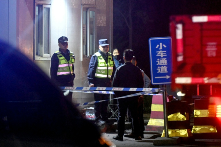 Des agents de sécurité devant l'entrée de la mine de charbon de Liushenyu, dans le nord-est de la Chine, le 23 mai 2026 ( AFP / GREG BAKER )