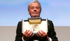 L'acteur Alain Delon reçoit sa Palme d'or honorifique lors du Festival de Cannes