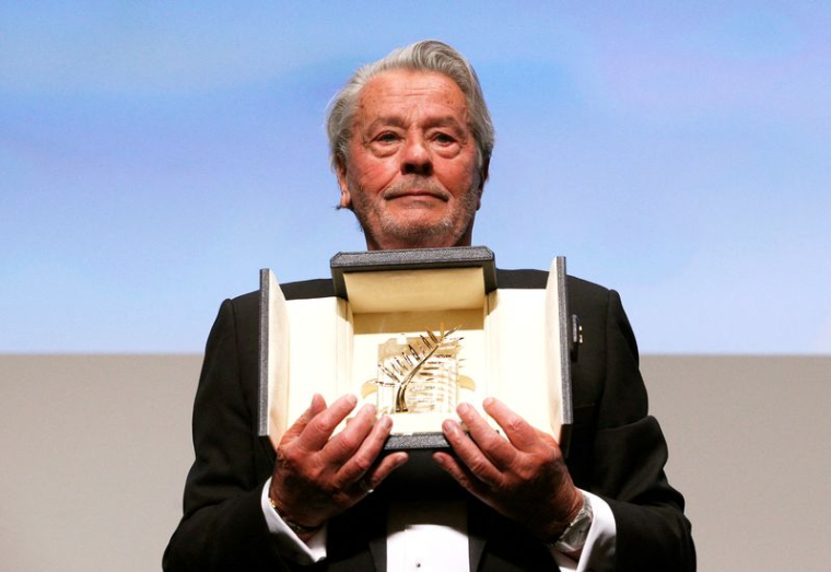L'acteur Alain Delon reçoit sa Palme d'or honorifique lors du Festival de Cannes
