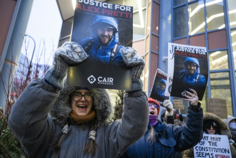 Des manifestants demandent à Minneapolis (Etats-Unis), le 26 janvier 2026 ( AFP / ROBERTO SCHMIDT )