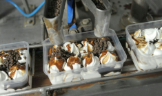 Une ligne de production de crème glacée dans une usine ( AFP / SAM PANTHAKY )