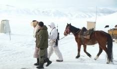 Au Kirghizstan, trois générations de bergers misent sur l'élevage de yaks blancs