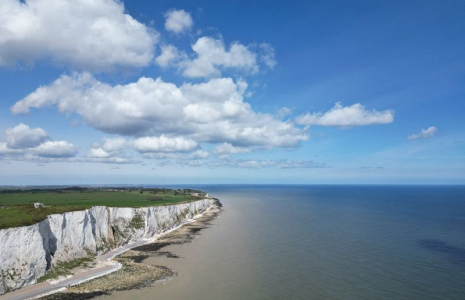 Vue de drone des falaises de craie de St Margaret's Bay et de la Manche près de la ville portuaire de Douvres