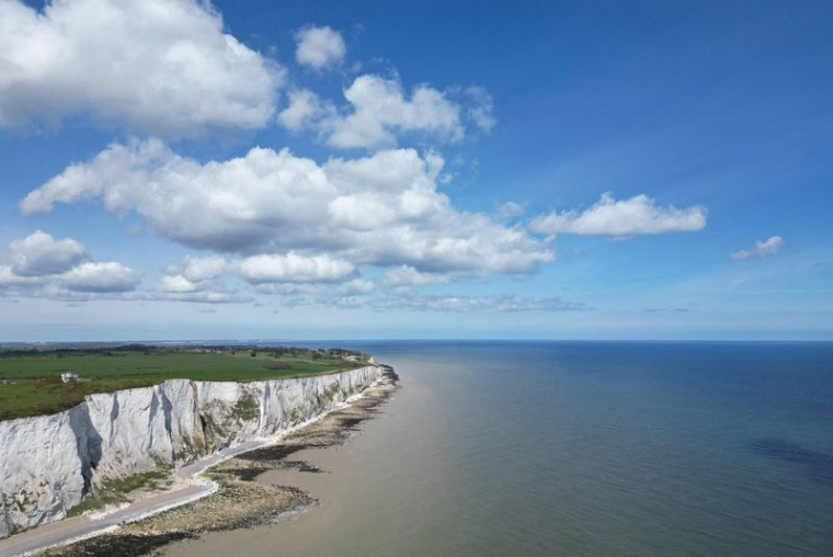 Vue de drone des falaises de craie de St Margaret's Bay et de la Manche près de la ville portuaire de Douvres