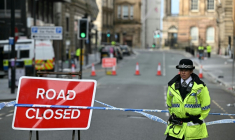 Une route est coupée après qu'un automobiliste britannique a foncé dans la foule, à Liverpool, Royaume-Uni, le 27 mai 2025  ( AFP / Paul ELLIS )
