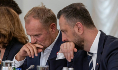 Le Premier ministre polonais Donald Tusk (à gauche) et le ministre de la Défense Wladyslaw Kosiniak-Kamysz (à droite) discutent avant une réunion du Conseil national de sécurité liée à l'intrusion de drones présumés russes en Pologne, le 11 septembre 2025 à Varsovie ( AFP / Wojtek RADWANSKI )