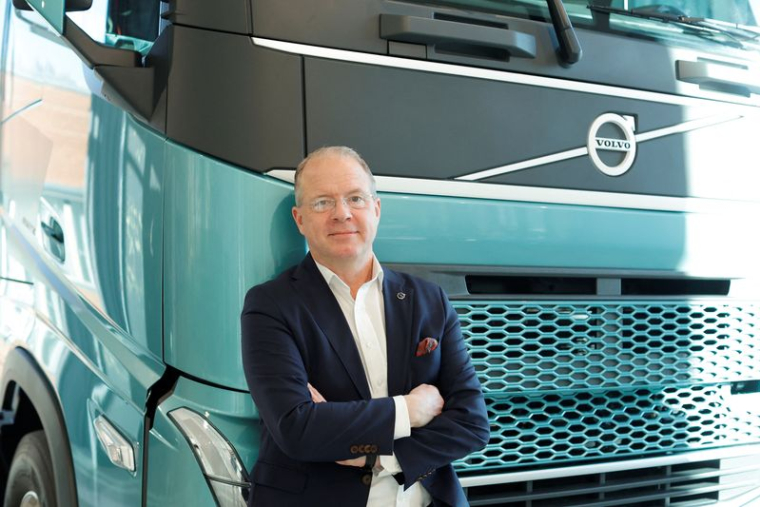 Le président-directeur général de AB Volvo Lundstedt devant un camion Volvo, à Göteborg