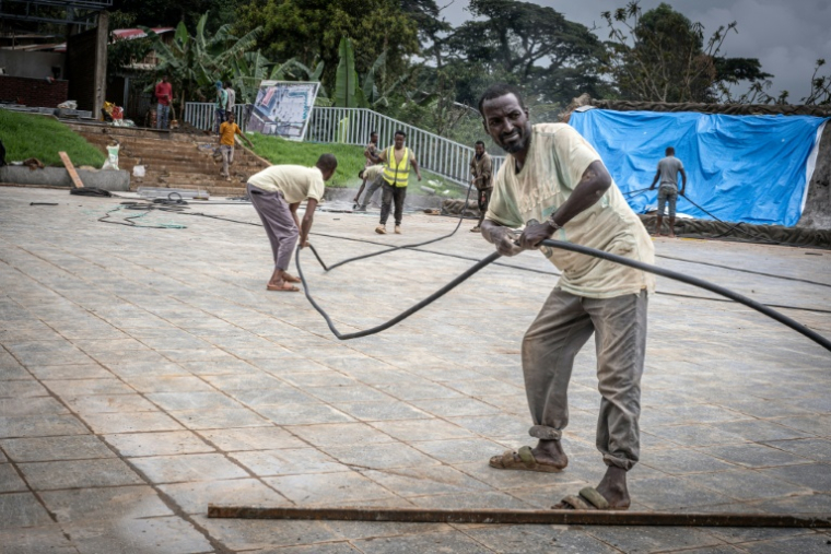 Des ouvriers installent des câbles électriques sur une place nouvellement aménagée dans le cadre d'un projet de développement dans le centre de Beshasha, en Ethiopie, le 28 mai 2026 ( AFP / Marco Simoncelli )