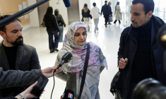 L'Iranienne Mahdieh Esfandiari (C) et ses avocats, Mes Antoine Pastor (G) et Nabil Boudi (D), le 13 janvier 2026 au tribunal judiciaire de Paris ( AFP / STEPHANE DE SAKUTIN )