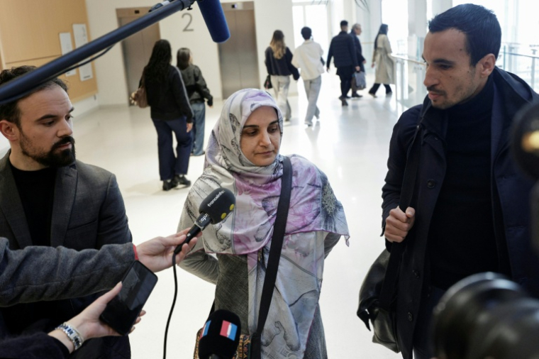 L'Iranienne Mahdieh Esfandiari (C) et ses avocats, Mes Antoine Pastor (G) et Nabil Boudi (D), le 13 janvier 2026 au tribunal judiciaire de Paris ( AFP / STEPHANE DE SAKUTIN )