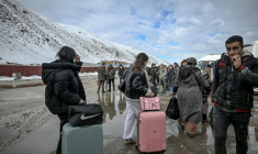 Des Iraniens arrivent en Turquie à travers le point de passage de Razi-Kapiköy (nord-est), le 1er février 2026 ( AFP / Ozan KOSE )
