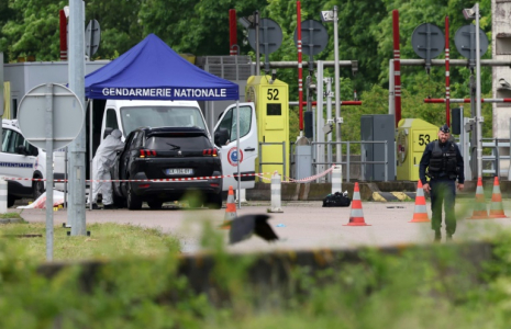 Un médecin légiste sur le site d'une attaque à la voiture bélier contre un fourgon pénitentiaire, au péage routier à Incarville, dans l'Eure, le 14 mai 2024 ( AFP / ALAIN JOCARD )