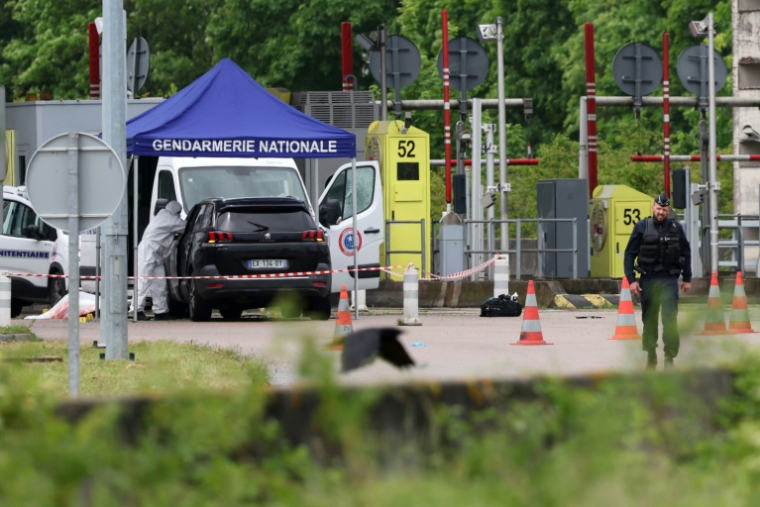 Un médecin légiste sur le site d'une attaque à la voiture bélier contre un fourgon pénitentiaire, au péage routier à Incarville, dans l'Eure, le 14 mai 2024 ( AFP / ALAIN JOCARD )