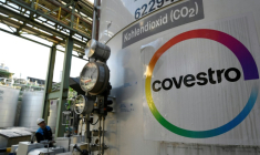 Un employé de l'entreprise chimique Covestro vérifie la présence de dioxyde de carbone dans un réservoir de l'usine de Dormagen, dans l'ouest de l'Allemagne, le 11 février 2020 ( AFP / Ina FASSBENDER )