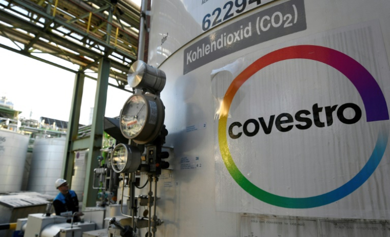 Un employé de l'entreprise chimique Covestro vérifie la présence de dioxyde de carbone dans un réservoir de l'usine de Dormagen, dans l'ouest de l'Allemagne, le 11 février 2020 ( AFP / Ina FASSBENDER )