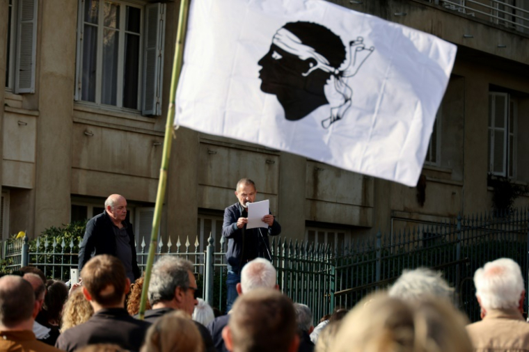 Le président du collectif anti-mafia Massimu, Jean-Toussaint Plasenzotti (droite), et le président du collectif Maffia No Vita Ie, Leo Battesti (gauche), lors d'une manifestation contre la mafia à Ajaccio, en Corse, le 8 mars 2025. ( AFP / Pascal POCHARD-CASABIANCA )