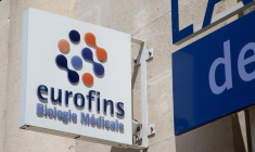 Le logo d'Eurofins sur la façade d'un laboratoire de biologie médicale. (Crédits: Adobe Stock)