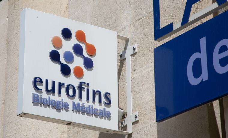 Le logo d'Eurofins sur la façade d'un laboratoire de biologie médicale. (Crédits: Adobe Stock)