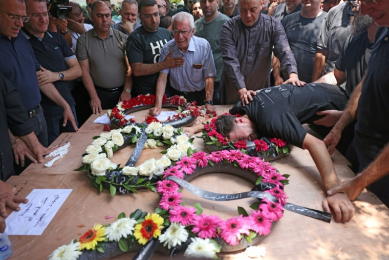 Des proches en deuil lors des obsèques de quatre femmes tuées par des frappes iraniennes dans la ville arabo-israélienne de Tamra, le 17 juin 2025 ( AFP / AHMAD GHARABLI )