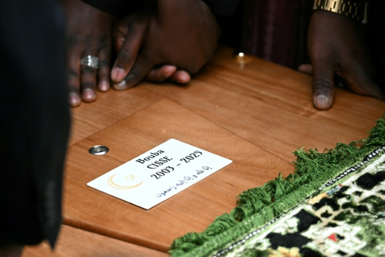Le cercueil d'Aboubakar Cisse exposé à la Grande Mosquée de Paris, le 5 mai 2025 ( AFP / Bertrand GUAY )