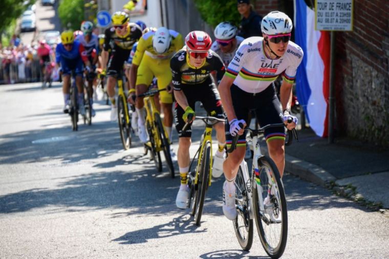 Tadej Pogacar, Jonas Vingegaard et en arrière-plan le maillot jaune Mathieu van der Poel ou encore Mateo Jorgenson et Romain Gregoire, tout au fond, à l'approche de l'arrivée de la 4e étape du Tour de France, le 8 juillet 2025 près de Rouen ( POOL / Bernard PAPON )