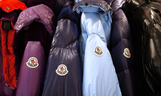 Des doudounes de la marque Moncler. (Crédit:  / Adobe Stock)