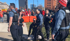 Des officiers de police arrêtant une personne après une fusillade à Kansas City