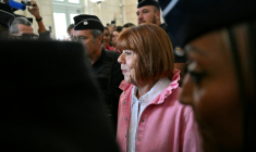 Gisèle Pelicot quitte le palais de justice de Nîmes après le procès en appel de l'affaire des viols de Mazan, le 9 octobre 2025 ( AFP / Christophe Simon )