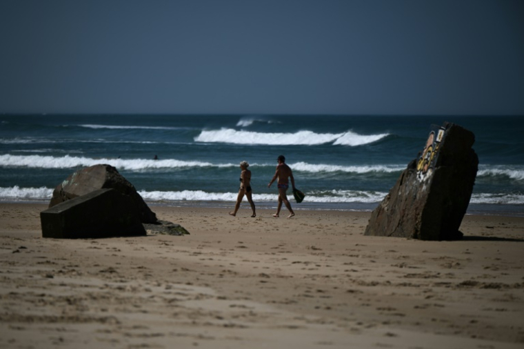 Des vestiges de blockhaus de la Seconde Guerre mondiale sur la plage de Lège-Cap-Ferret, en Gironde, le 18 mai 2025 ( AFP / Philippe LOPEZ )