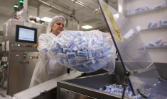 En France, "seuls 60 % des médicaments ayant une autorisation de mise sur le marché européen sont disponibles" selon le syndicat professionnel de l'industrie du médicament (Leem). ( AFP / THIBAUD MORITZ )