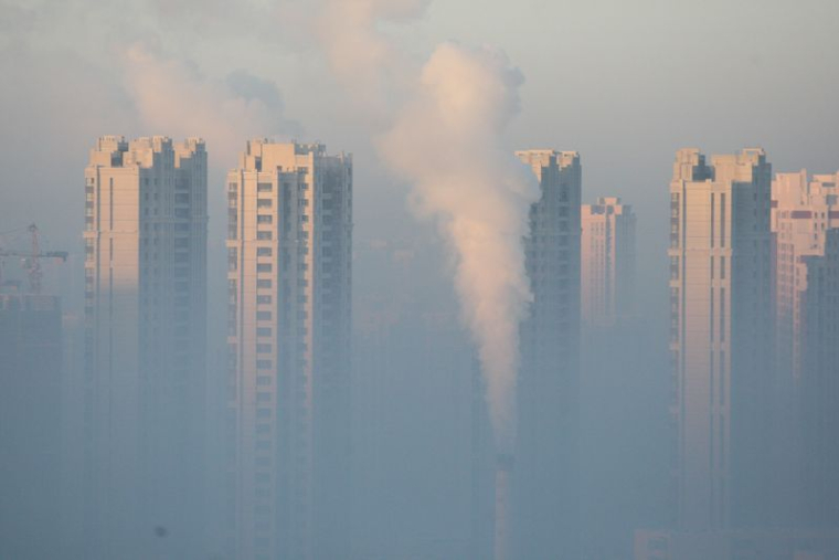 Vue sur des bâtiments résidentiels lors d'une journée polluée à Harbin, en Chine
