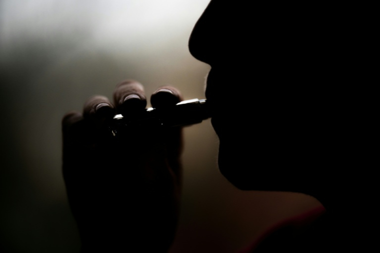 L'usage de la cigarette électronique doit être réservé au sevrage tabagique et être le plus court possible, selon l'agence de sécurité sanitaire ( AFP / Julie SEBADELHA )