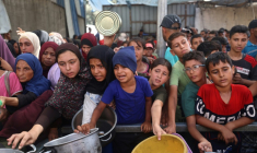 Des enfants palestiniens se rassemblent pour recevoir des portions alimentaires distribuées par une cuisine caritative à Nousseirat, dans le centre de la bande de Gaza, le 30 septembre 2025  ( AFP / Eyad BABA )