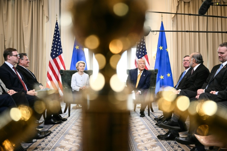 La présidente de la Commission européenne Ursula von der Leyen et le président américain Donald Trump, le 27 juillet 2025 à Turnberry, en Ecosse ( AFP / Brendan SMIALOWSKI )