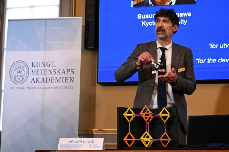 Heiner Linke, président du comité Nobel de chimie, explique un modèle lors d'une conférence de presse sur les lauréats du prix Nobel de chimie 2025 à l'Académie royale des sciences de Suède, le 8 octobre 2025 à Stockholm ( AFP / Jonathan Nackstrand )