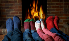 (Selon la réglementation locale et les conditions imposées par les assurances, l'allumage de certains feux de cheminée fait toujours polémique... - Crédit photo : Adobe Stock)