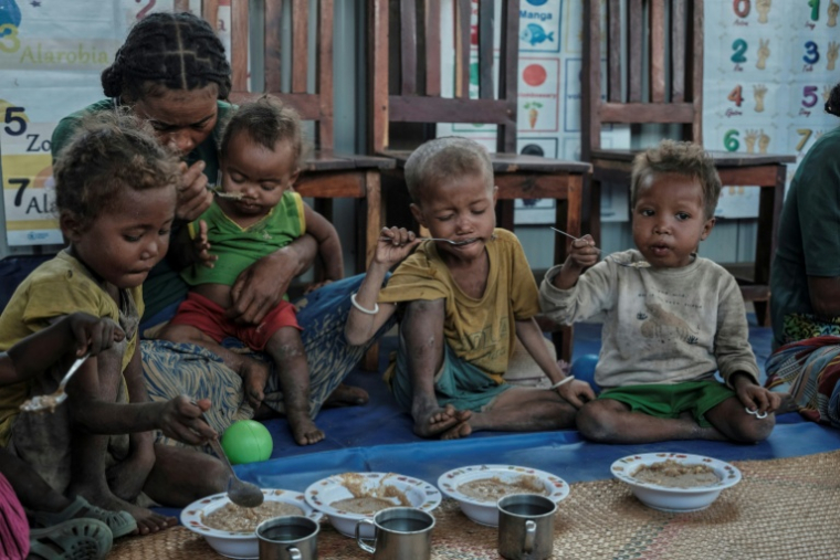Des enfants souffrant de malnutrition prennent un repas au centre d'apprentissage pour la réhabilitation nutritionnelle et le développement de la petite enfance (FARNE), à Ifotaka, le 24 septembre 2026  ( AFP / Razafindrakoto Mamy Nirina )