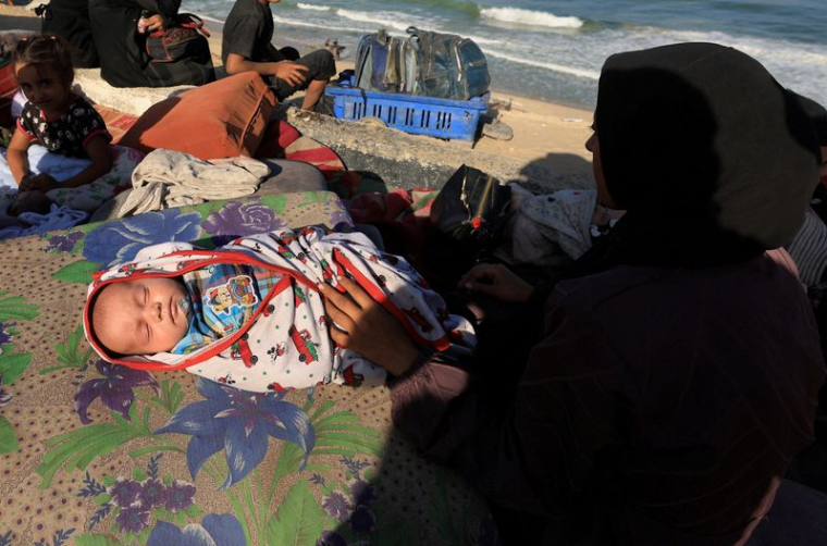 Les Palestiniens déplacés fuient l'opération militaire israélienne dans le nord de la bande de Gaza