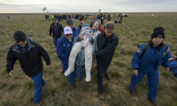 Cette photo fournie par la Nasa montre l'astronaute américain Don Pettit transporté pour des examens médicaux juste après qu'il a atterri avec les cosmonautes russes Alexeï Ovchinin et Ivan Vagner à bord de leur vaisseau Soyouz MS-26 au Kazakhstan le 20 avril 2025 ( NASA / Bill INGALLS )