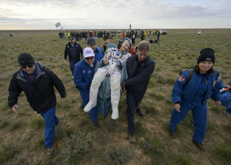 Cette photo fournie par la Nasa montre l'astronaute américain Don Pettit transporté pour des examens médicaux juste après qu'il a atterri avec les cosmonautes russes Alexeï Ovchinin et Ivan Vagner à bord de leur vaisseau Soyouz MS-26 au Kazakhstan le 20 avril 2025 ( NASA / Bill INGALLS )