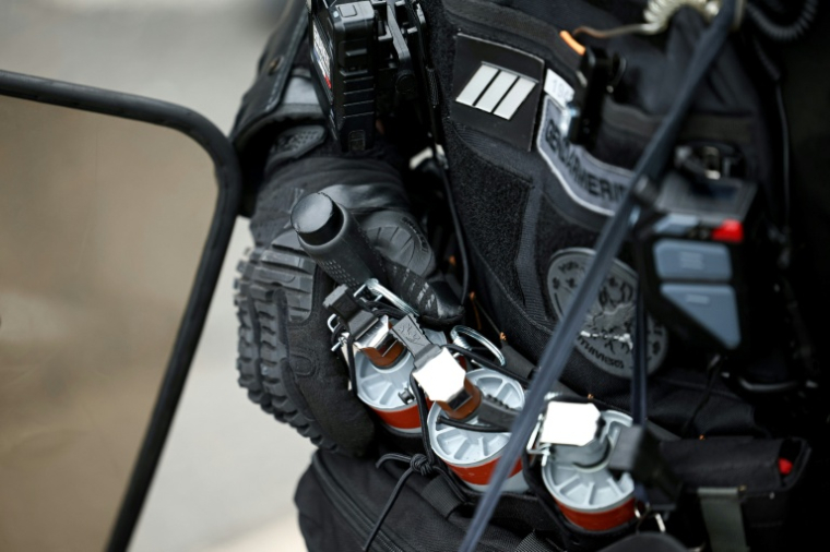 Un gendarme tient une des grenades de gaz lacrymogène à sa ceinture lors d'une manifestation contre le Rassemblement national, le 24 octobre 2026 à Orléans  ( AFP / SIMON WOHLFAHRT )