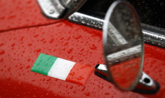 Le drapeau italien sur une Alfa Romeo Spider